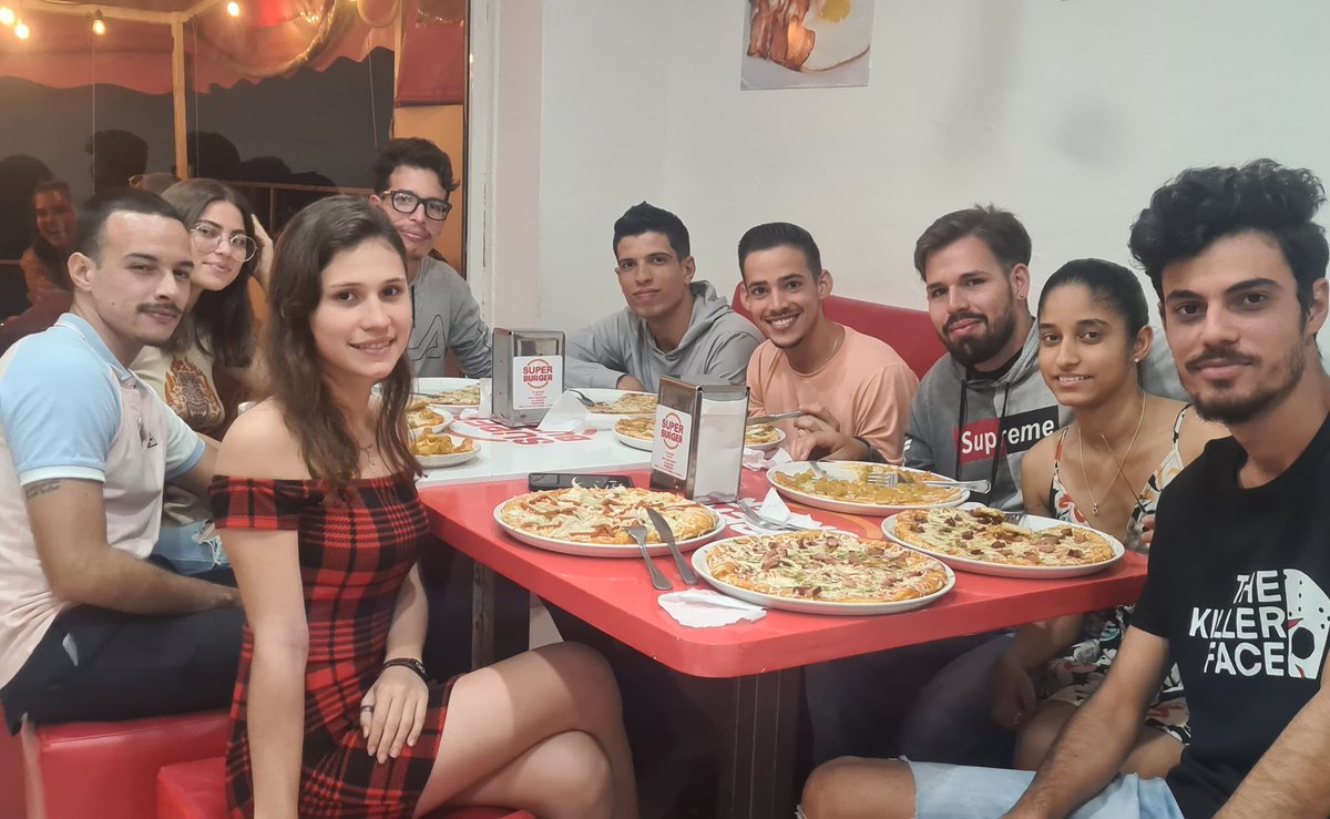 Gracias por la visita a estos amigos de la CUJAE,un largo camino para llegar a #SuperBurger. Pero valió la pena 😉