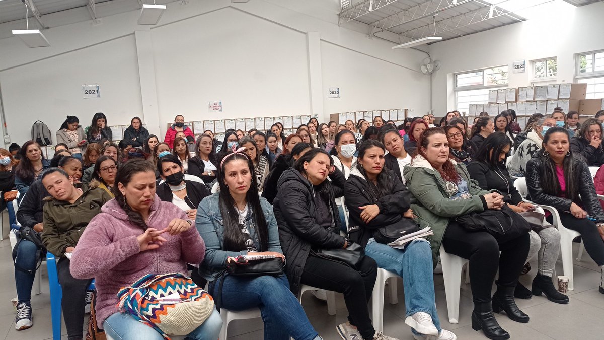 SlisRafaelUU's tweet photo. 150 educadores de los 29 jardines de Rafael Uribe se encontraron ayer viernes, para preparar la llegada de los niños y las niñas en una jornada de fortalecimiento técnico institucional en  el marco #RegresanLosColeres #PorlaNiñez #JuntosCuidamosBogotá🧑‍💻👪👯 https://t.co/rFeZLlEHpv