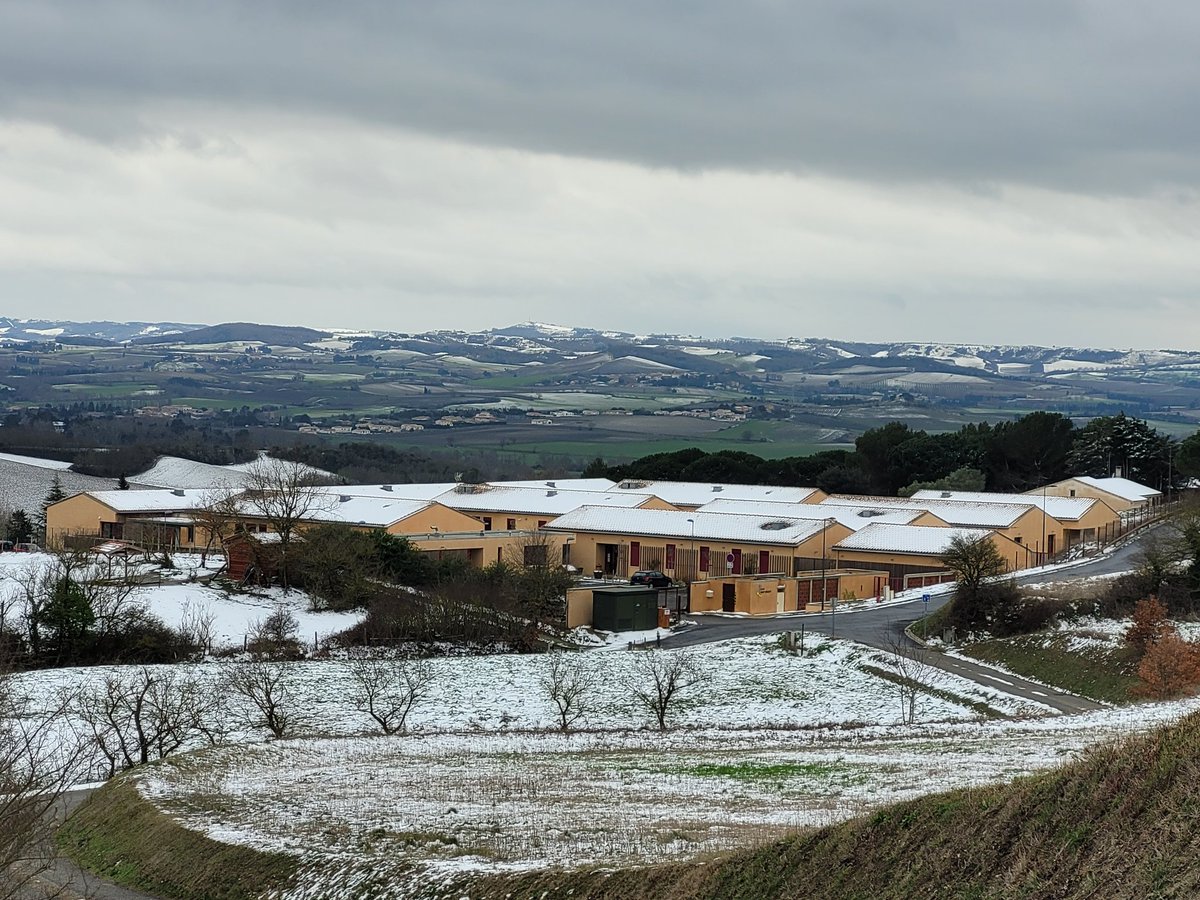 EAMStVincent's tweet photo. L'EAM St Vincent sous la neige. Derrière le Razès, les collines de la Piège et invisibles les Pyrénées. Remerciements tout particuliers aux professionnels qui ont bravé cet épisode neigeux. https://t.co/KjcS1MhpcC