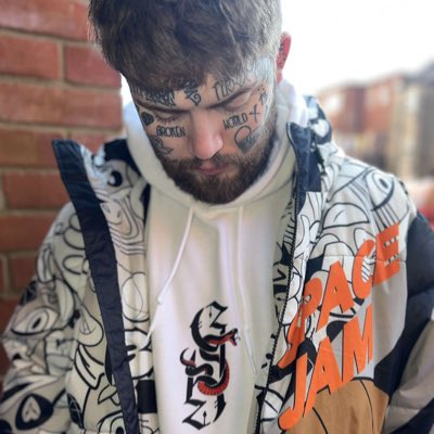 Seems to be something on my jumper 👀👀