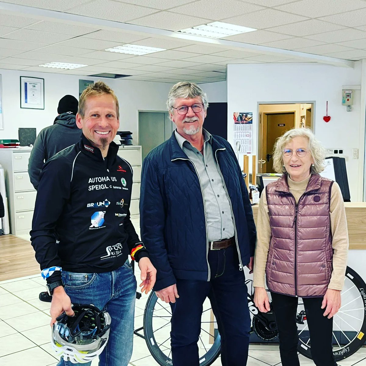 Sportrelax1's tweet photo. Skoda Buffet beim @autohaus_speigl 
Schöne Autos 🚗 gutes Essen 😋 tolle Gespräche 😊
Einfach ein schöner Tag 👌
DANKE 
Der Samstag klingt mit #a_wengl_radlfoan
aus🚴‍♂️
Griaß Rainer https://t.co/Kq6eXcRRJU