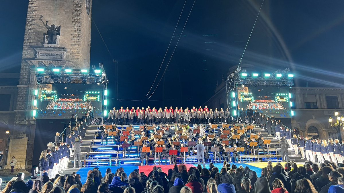 “La musica porta lontano, ma ricorda anche la sofferenza patita. Nei Nuovi Mille, non possono mancare medici e infermieri, durante quei mesi di pandemia. Se siamo qui, è perché la regina Bergamo è caduta ma si è rialzata. Da qui parte il nuovo Risorgimento.”
#BergamoBrescia2023