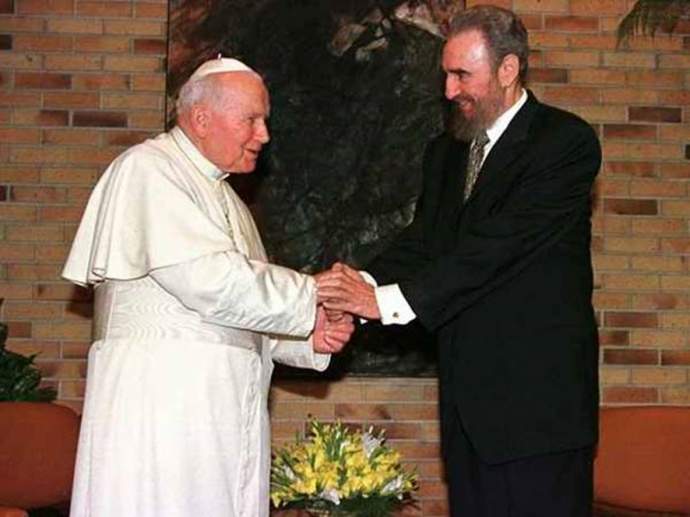 El 21/01/1998 comenzó la primera visita a #Cuba de un Sumo Pontífice de la Iglesia Católica. Hace 25 años recibimos al Papa Juan Pablo II, con respeto y afecto de creyentes y no creyentes. Recordamos su presencia en #SantiagodeCuba. #TenemosMemoria #JuntarYVencer