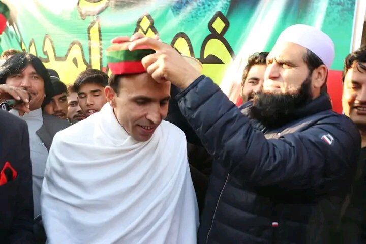 DrAmjadAli_PTI's tweet image. سابقہ وزیر ہاؤسنگ ڈاکٹر امجد علی پیپلز پارٹی سے مستعفی خاندانوں کے سربراہان کو پاکستان تحریک انصاف کی برکت اور عزت والی ٹوپی پہنا رہے ہیں....

#KPKUpdate