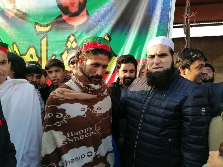 DrAmjadAli_PTI's tweet image. سابقہ وزیر ہاؤسنگ ڈاکٹر امجد علی پیپلز پارٹی سے مستعفی خاندانوں کے سربراہان کو پاکستان تحریک انصاف کی برکت اور عزت والی ٹوپی پہنا رہے ہیں....

#KPKUpdate