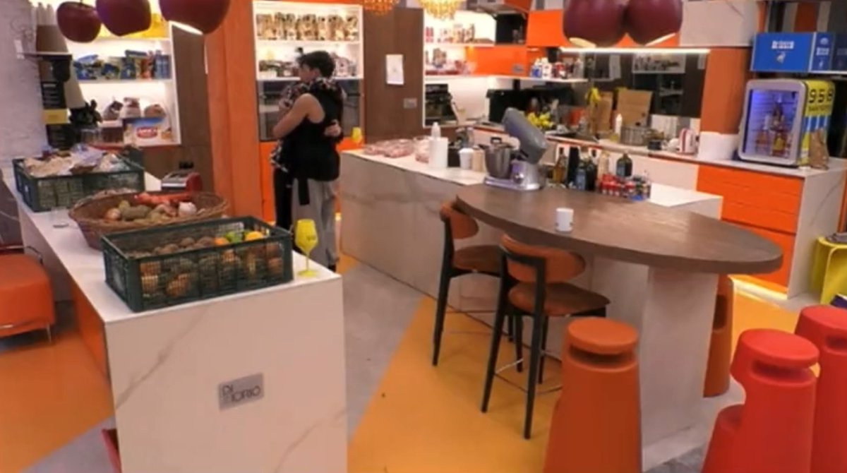 _maariposaa_'s tweet photo. Daniele: -“Hai un accendino Niki? Cos'hai stella?”
Io per questi due mi ammazzo...🤍
#gfvip #nikiters #denzzzers #dakita https://t.co/ZpxdApXT6n