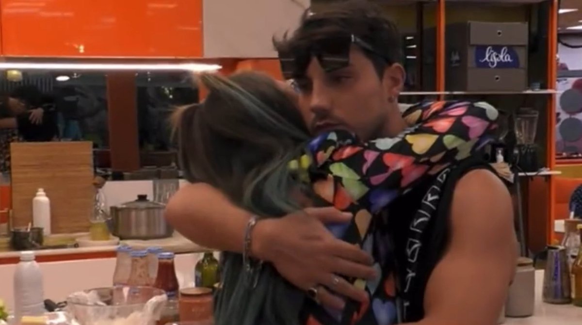 _maariposaa_'s tweet photo. Daniele: -“Hai un accendino Niki? Cos'hai stella?”
Io per questi due mi ammazzo...🤍
#gfvip #nikiters #denzzzers #dakita https://t.co/ZpxdApXT6n