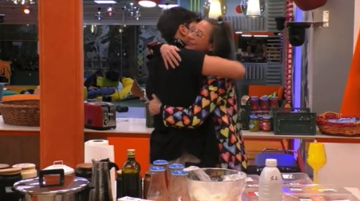 _maariposaa_'s tweet photo. Daniele: -“Hai un accendino Niki? Cos'hai stella?”
Io per questi due mi ammazzo...🤍
#gfvip #nikiters #denzzzers #dakita https://t.co/ZpxdApXT6n