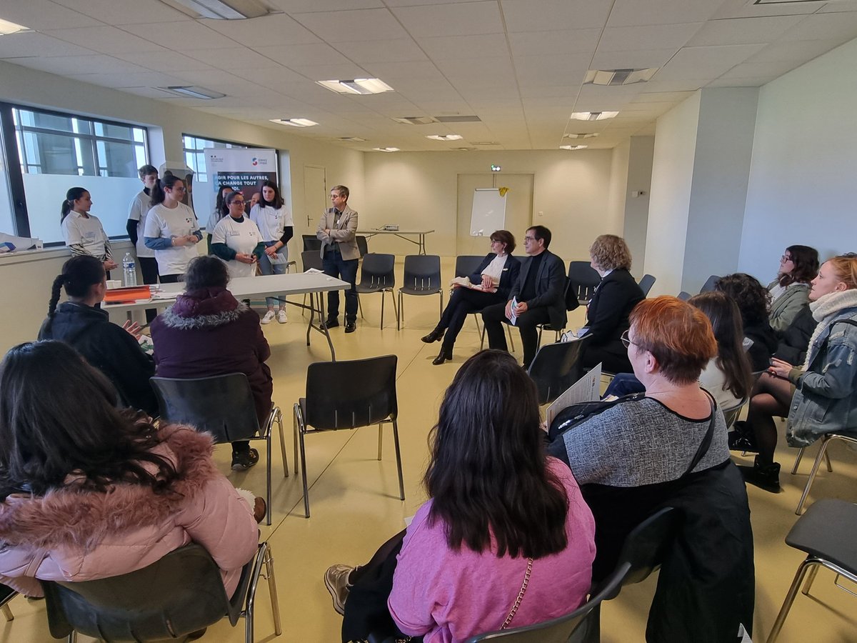M. le Dasen et <a href="/Prefet_82/">Préfet de Tarn-et-Garonne</a> présents ce samedi à la journée de l'#engagement.
Plus de 250 participants se sont déplacés afin de s'informer sur le #SNU, la #MIG et le #servicecivique ! 
Un grand bravo et merci à tous ! Une journée plus que réussie #Jeunesse @LigueEnseignt82 <a href="/DSDEN82/">DSDEN 82</a>