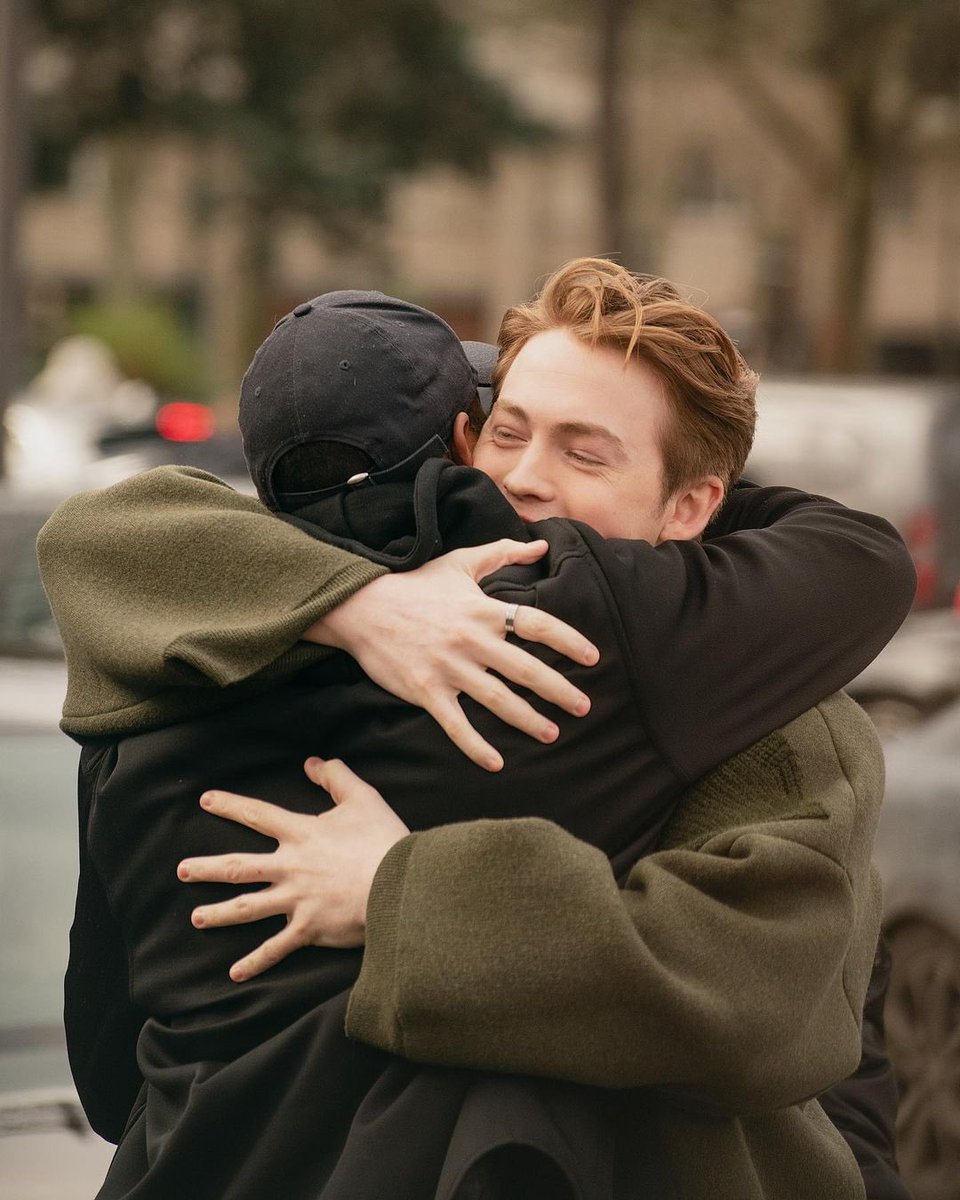 KitConnorInfo's tweet photo. a hug from kit connor? 
clairehrgphoto © https://t.co/J7gZdcSDIA