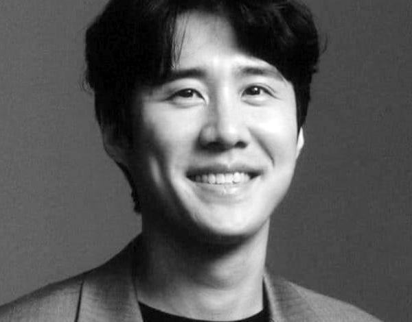 Korean actor Na Chul/나철 (HAPPINESS, WEAK HERO CLASS ONE) died earlier today from ongoing health complications. He had turned 36 just last month. He was such a great intuitive actor. Condolences to his family, for whom Seollal will never be the same again. May he rest in peace.