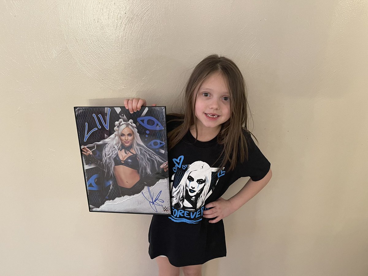 macook32's tweet image. Finally got her @YaOnlyLivvOnce tshirt from the #WWE shop to go along with her signed picture 💙 🖤