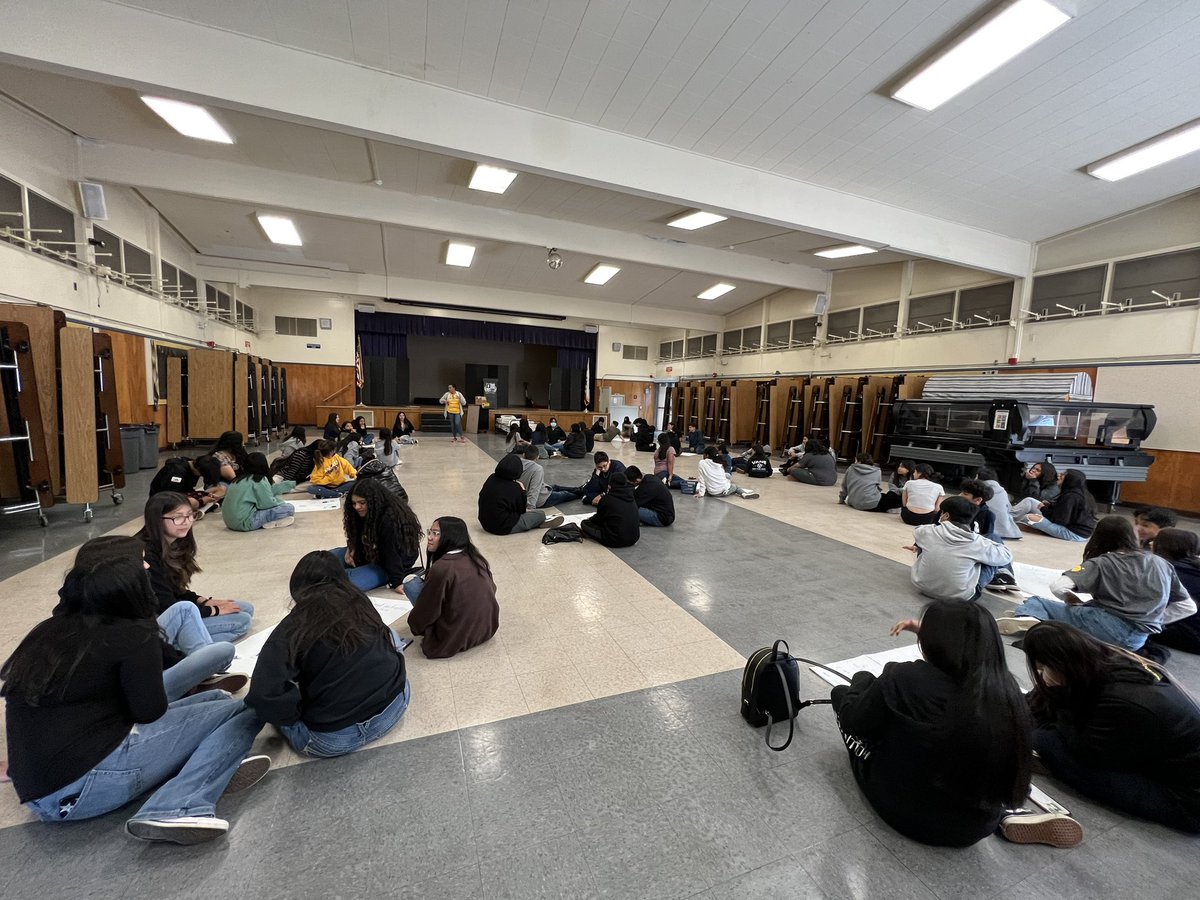 About 70 students showed up this lovely Saturday morning for our 2nd Campus Beautification Event this year! After lots of cleaning & organizing, they had the opportunity to share their opinions about @rdvschool’s “Glows & Grows,” and ended with pizza! #community #rioschools