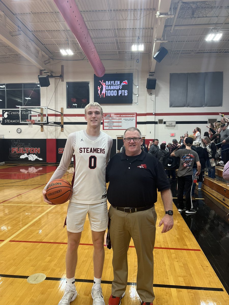 FHSJeffParsons's tweet photo. Final Steamers 76 Riverdale 52 @NestoHoops 
@BaylenDamhoff 39pts finished with 1013 game career points. Congrats Baylon and Steamers https://t.co/c8jmFdFM6x