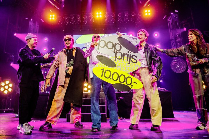 3FM-dj’s <a href="/Justinverkijk/">Justin Verkijk</a> en <a href="/verasiemons/">Vera Siemons</a> reikten de belangrijkste muziekprijs van Nederland uit: Goldband wint de Popprijs 2022! ❤️‍🔥 Foto: <a href="/Benz/">Ben Houdijk</a> #3FM #Goldband #Popprijs #ESNS <a href="/esns/">ESNS</a> <a href="/goldbandnl/">Goldband</a>