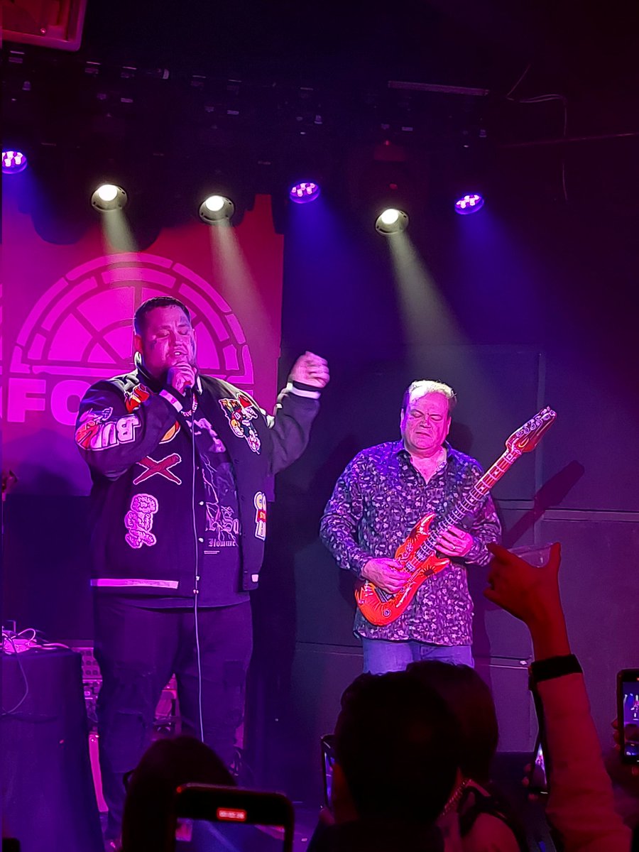 Well, another amazing surprise at tonight's <a href="/Barrioke1/">Barrioke</a> at <a href="/twforum/">tunbridgewellsforum</a>. Who does a turn but the amazing <a href="/RagNBoneMan/">Rags</a>. What a special night this is! #TunbridgeWells