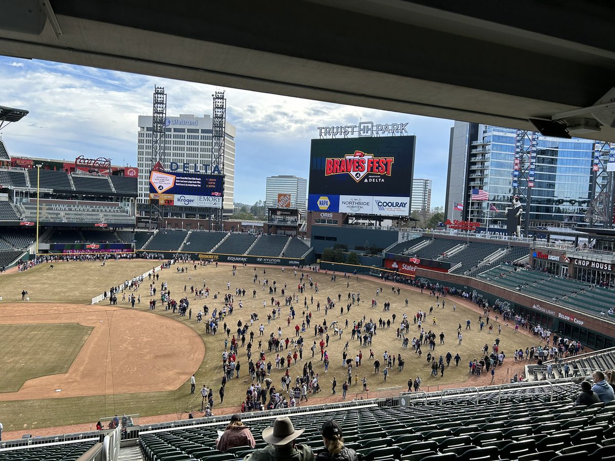 JuliaForsyth's tweet photo. What a day, even more of a @Braves fan after today, thank you players for your autographs and photos, you are all class, some grateful fans here! Travis d'Arnaud made our day with his response about music :) #bravesfest #ForTheA https://t.co/iaraE2wzad