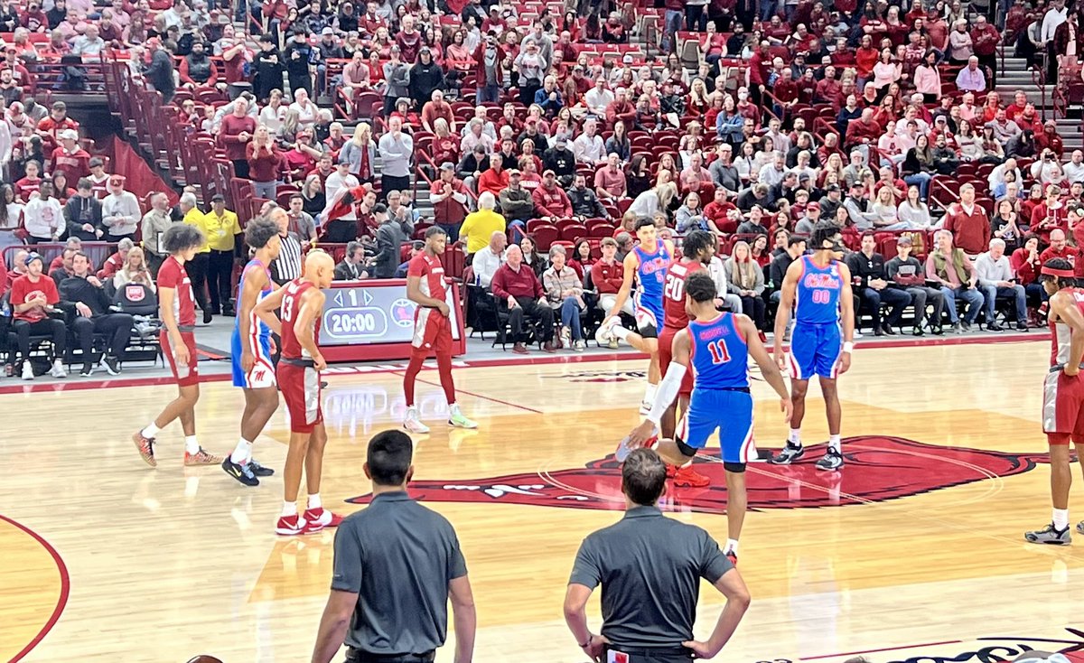 haszfive's tweet image. BWA on a Saturday
➡️Black+Walsh+Muss
on the court 
➡️Pittman+coaches+recruits 
in the stands 
➡️Lunch w/4 handsome Razorbacks 
➡️➡️➡️🟰This is what a good day feels like. ❤️🐗❤️ #FavoritePeople #FavoritePlace #WPS