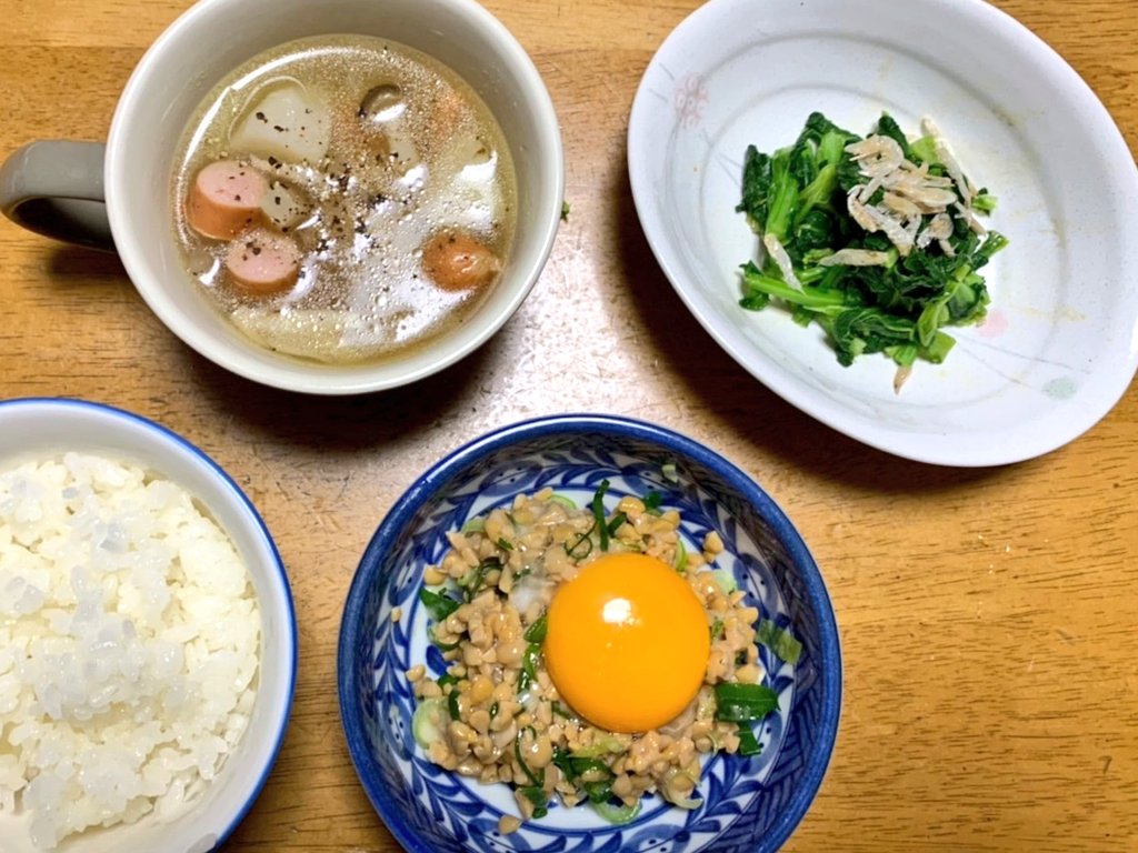 ヘルシーに夕食😊ご飯、納豆、コンソメスープ、ほうれん草の和物👍