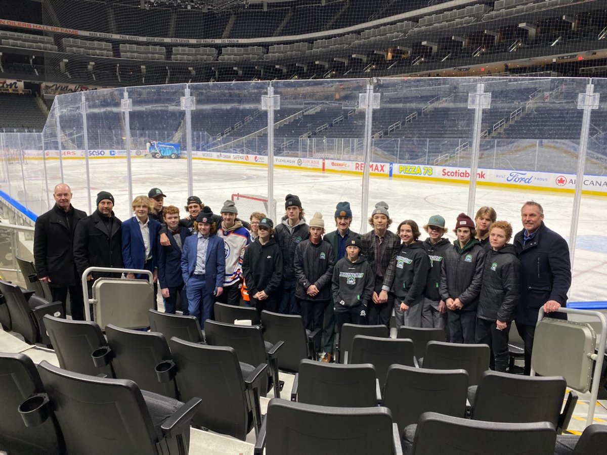 GenePrincipe's tweet photo. Nice to meet players/families of Swift Current U15 AA Broncos coached by former @NHL player and @StanleyCup champion Travis Moen. They were in Edmonton for Western Canadian Crown Invitational and stopped by @RogersPlace for @EdmontonOilers morning skate on Thursday. https://t.co/HvmdZ8FAYk