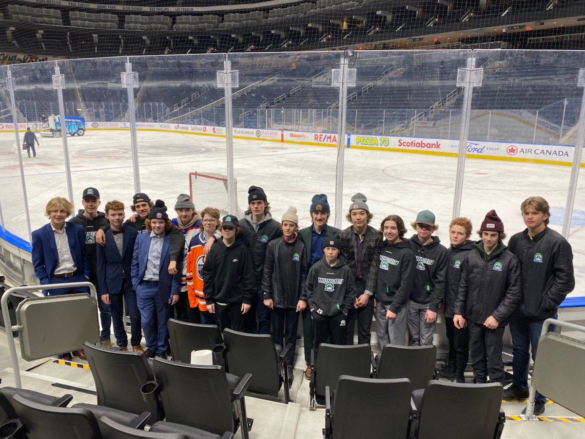 GenePrincipe's tweet photo. Nice to meet players/families of Swift Current U15 AA Broncos coached by former @NHL player and @StanleyCup champion Travis Moen. They were in Edmonton for Western Canadian Crown Invitational and stopped by @RogersPlace for @EdmontonOilers morning skate on Thursday. https://t.co/HvmdZ8FAYk