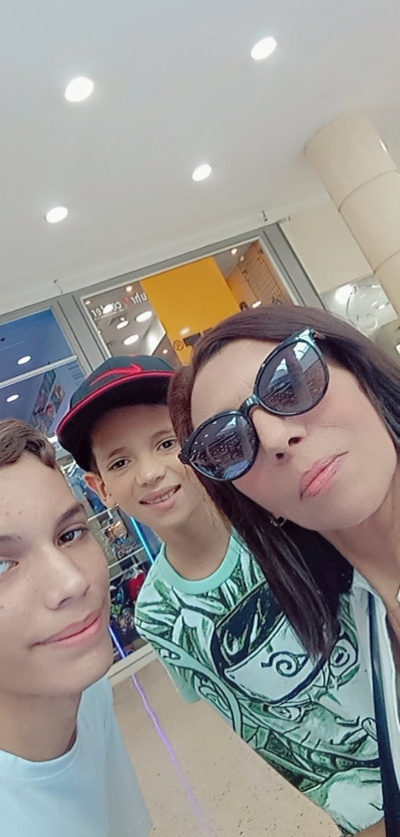 IloveVV63's tweet image. Hoy agarre calle 🤭 #Sambil #Barquisimeto 😎 Sobrinos de mi corazón 🤍💙❤️