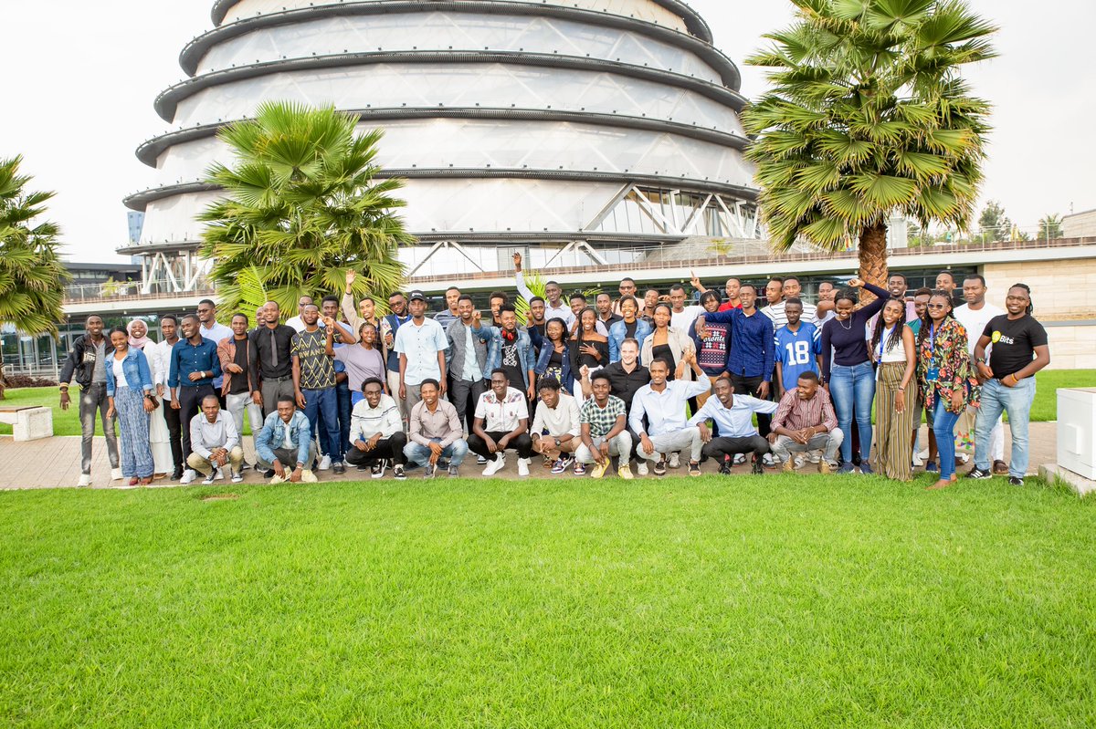 jbarbier's tweet image. Thank you to all my students who came to meet with @LynnNungari, @karoub and I this week. It was an honor to meet with all in person in Rwanda 🇷🇼🙏💙💛💚 Long live ALX SE! #dohardthings #ALXchallenge2022