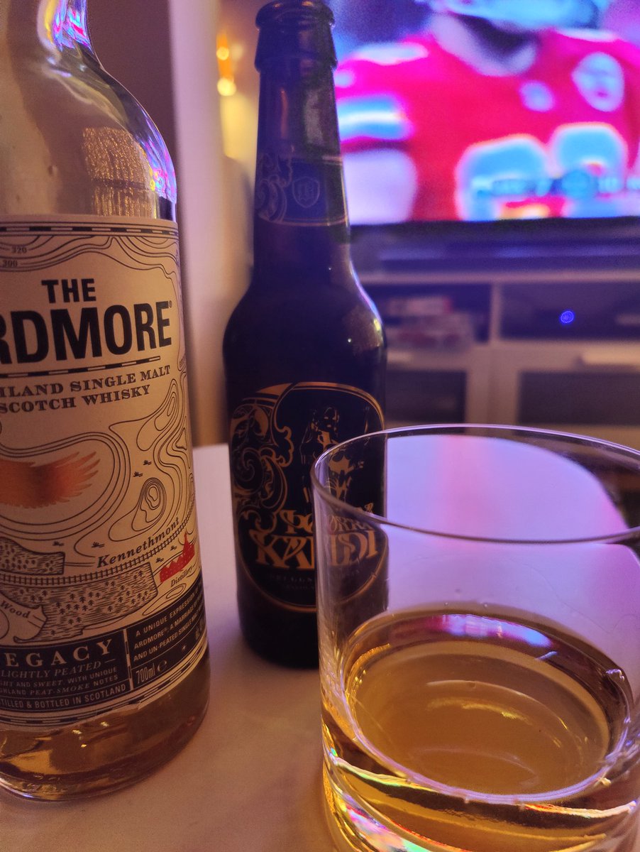 SveinnMolduxi's tweet photo. #saturdaynightdram #doublewammy #whisky https://t.co/v7yvlKyZtX