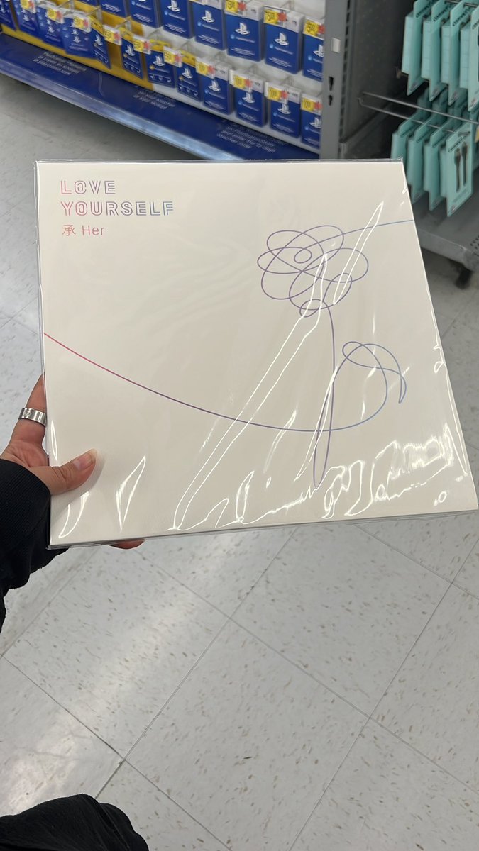 unsolvednik's tweet photo. JUST FOUND THIS A T WALMART ????? SHJDKDJDWJSJSAKZk https://t.co/512N94MseR