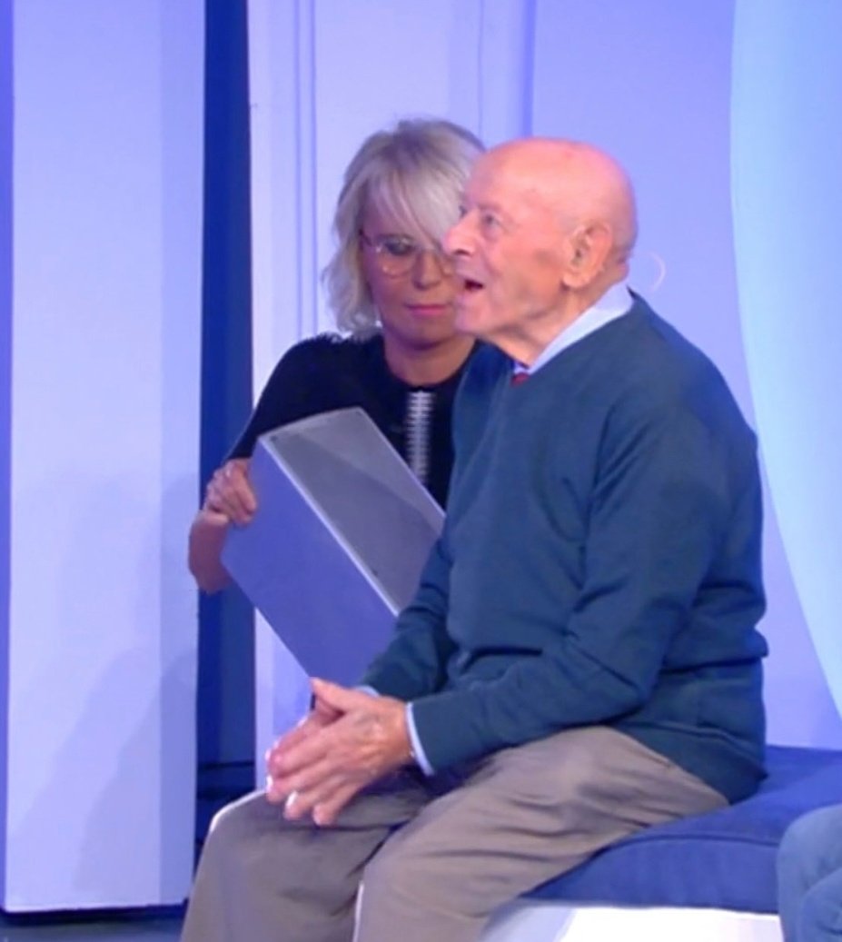MDuca03's tweet photo. comunque io ai miei coetanei diciannovenni che sono in disco a ballare vorrei dire che non sanno cosa si perdono 
#cepostaperte https://t.co/YdqfE415bE