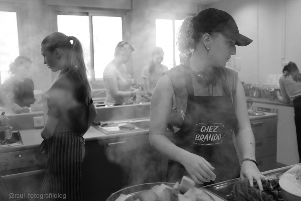 Cooking👩🏼‍🍳 Ghost👻 
#FujifilmX100F #x100f #35mm #bwphoto #bwshot #bwshots #bwart #bw_capture #bwonly #blackandwhiteonly #blackandwhitephotography #instablackandwhite #bw_photooftheday #cooking #cook #chef #cheflife #chefsoninstagram #cook #cocina #cocinar #kitchen #smoke #ambient