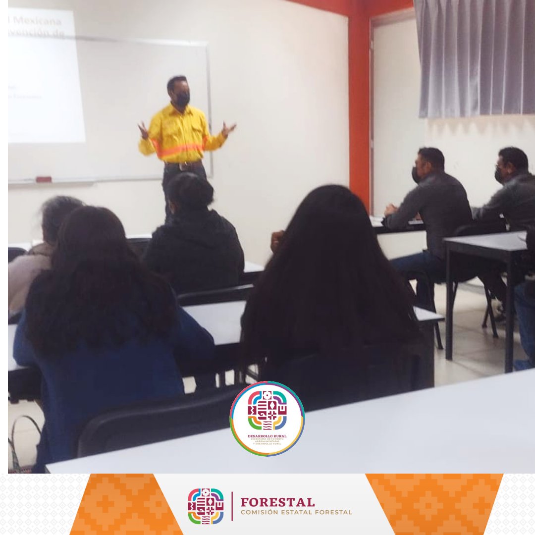 COESFO_GobOax's tweet photo. La #COESFO en coordinación con el Comisariado de Bienes Comunales de Villa de Hidalgo Chalcatango, #Tlaxiaco, #Oaxaca, impartieron la capacitación sobre prevención y combate de #IncendiosForestales y la difusión de la NOM-015-SEMARNAT/SAGARPA-2007 https://t.co/3fMtss22hi
