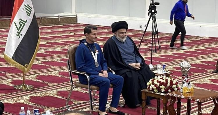 #الصدر يخالف قانون نيوتن "الجسم الساكن يبقى ساكنا مالم تؤثر فيه قوة خارجية"

ساكنٌ كان ام ساكت فتأثيره لا يحتاج الى قوة تغير من حالته

بلقاء قصير وهدية ثمينة "القران الكريم"
سرق الاضواء على المستويات السياسية والاجتماعية والرياضية ! فكيف اذا تحرك !