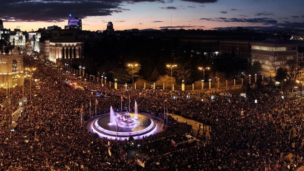 ldpsincomplejos's tweet image. Izquierda: manifestación feminista del 8M de 2019 en Madrid. Asistencia, según la delegación del gobierno: 350.000 personas.

Derecha: manifestación de hoy contra Pedro Sánchez. Asistencia, según la delegación del gobierno: 31.000 personas.

🤷‍♂️🤣