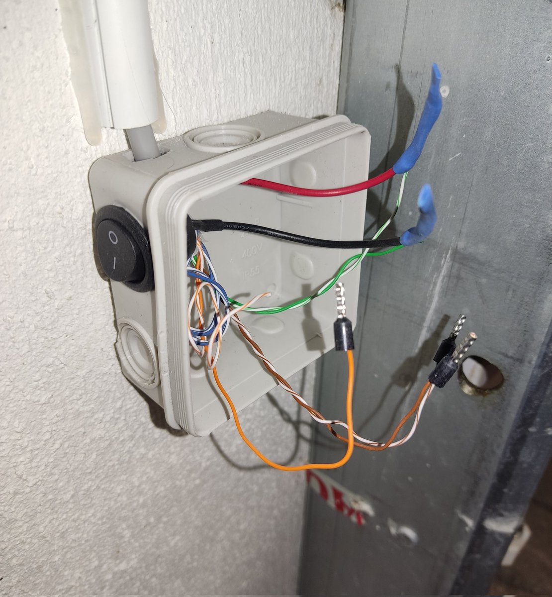 CiberPoliES's tweet photo. Cable de red CAT-7 600 MHz con punteras puestas, de aquí a la certificación de CISCO no hay nada🙈. Da más trabajo quitarle todo el blindaje que lleva, que haber tirado 6 hilos de cobre normal 😜 #10Giga #Networking https://t.co/VL9IPQ2hin