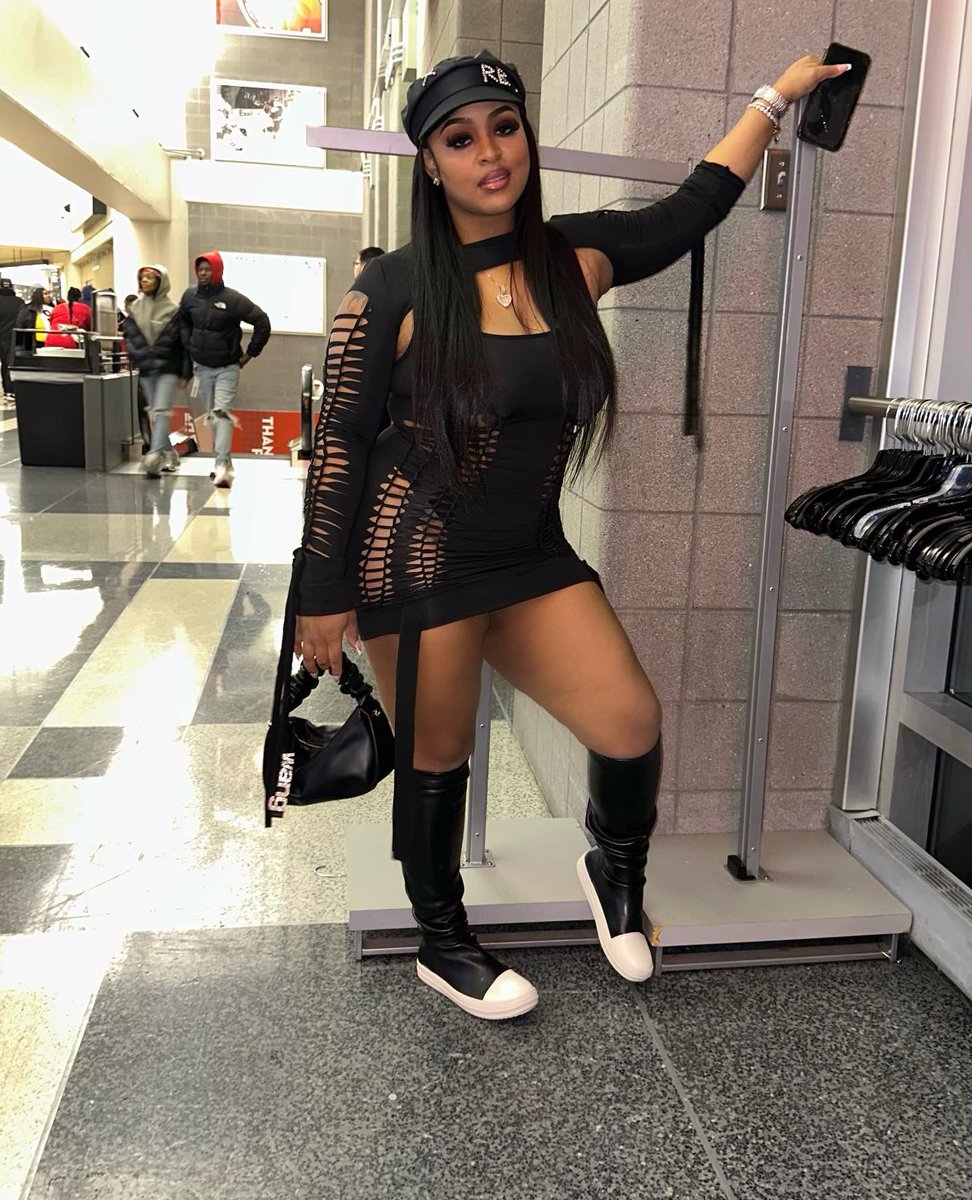 Pink_Pocahontas's tweet photo. Out the way don’t update me 🖤 #futureconcert #onebigpartytour https://t.co/qMZ1yC4XBg