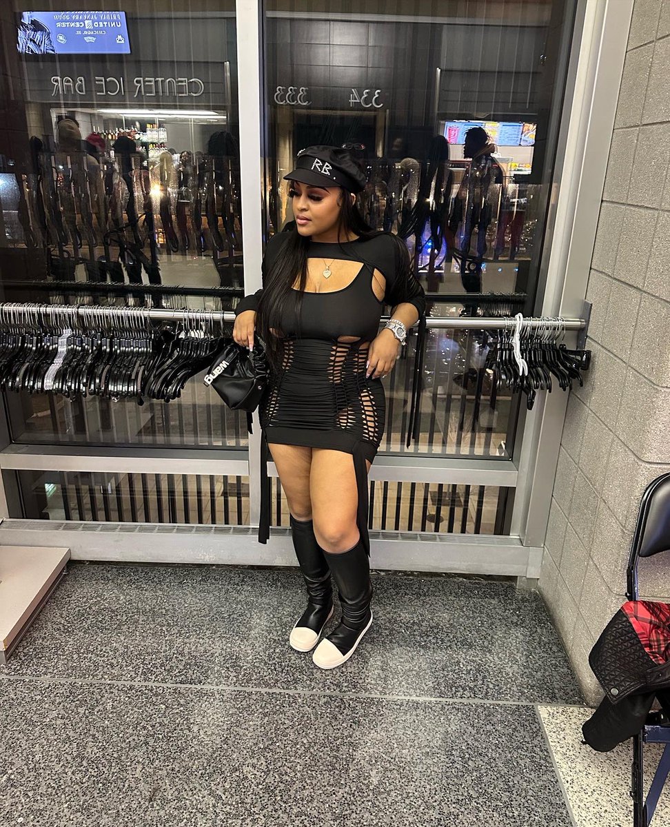 Pink_Pocahontas's tweet photo. Out the way don’t update me 🖤 #futureconcert #onebigpartytour https://t.co/qMZ1yC4XBg