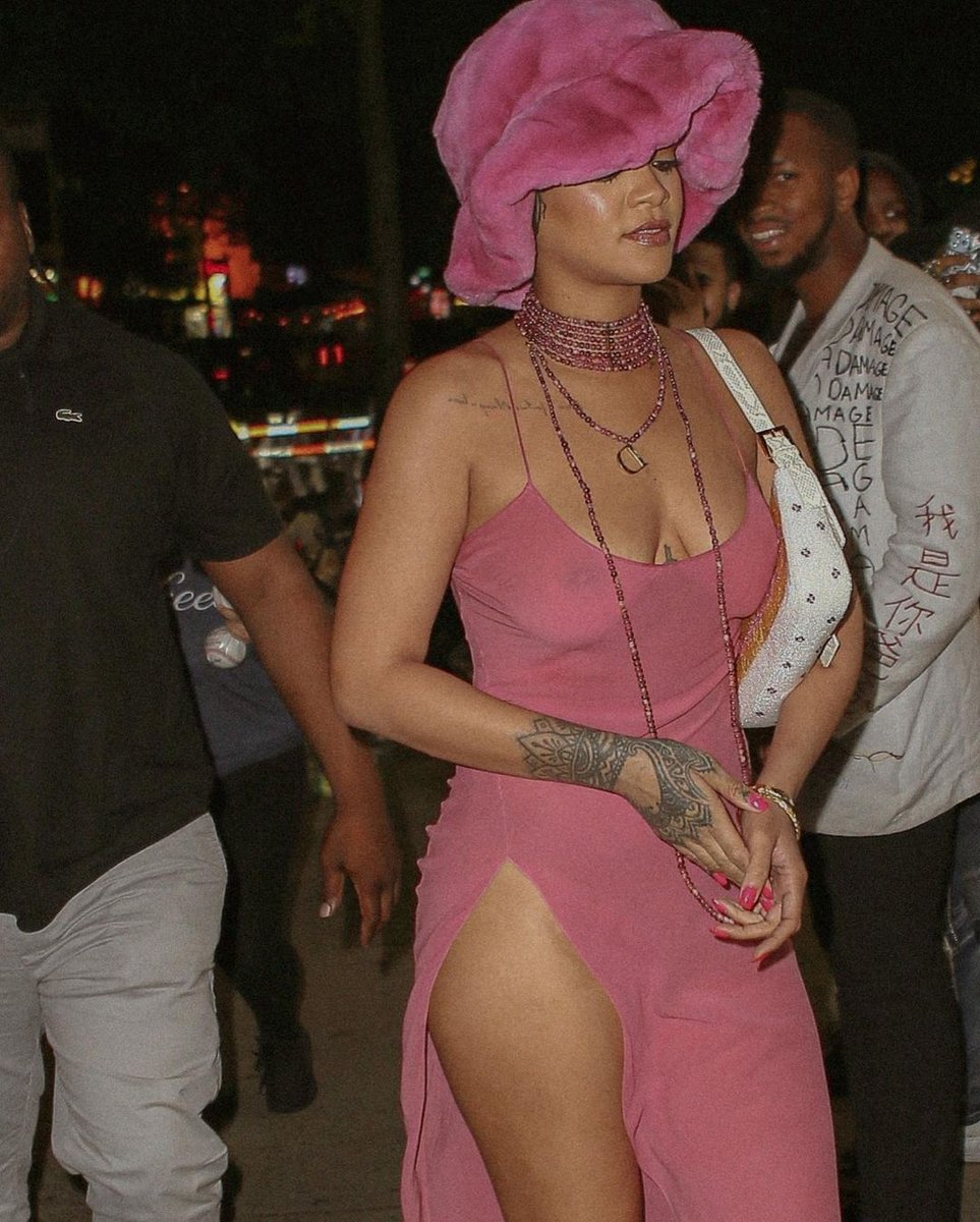 RihannasNavy01's tweet photo. Rihanna.... ABSOLUTELY https://t.co/J5PKSs4aL9