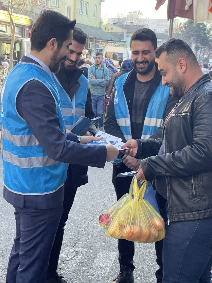 mujdeci_melik's tweet photo. İl ve İlçe Yönetimi ile dün Karşıyaka Mahallesi Semt Pazarındaydık. Bugün de Kültür Mahallesi Semt Pazarındaydık.
Vatandaşlarımıza broşür dağıtarak Genel Başkanımız Sayın @alibabacan’ın selamlarını ilettik. @devapartisi
#maviyelekliler #Devapazarda https://t.co/hr4n6drPEb