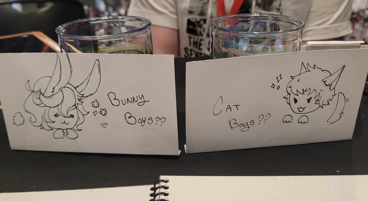 luxcafess's tweet photo. Its buns v cats at #ohayocon 🥰
Come find @LizardKDesigns and say hi https://t.co/TnBG1lwvUQ