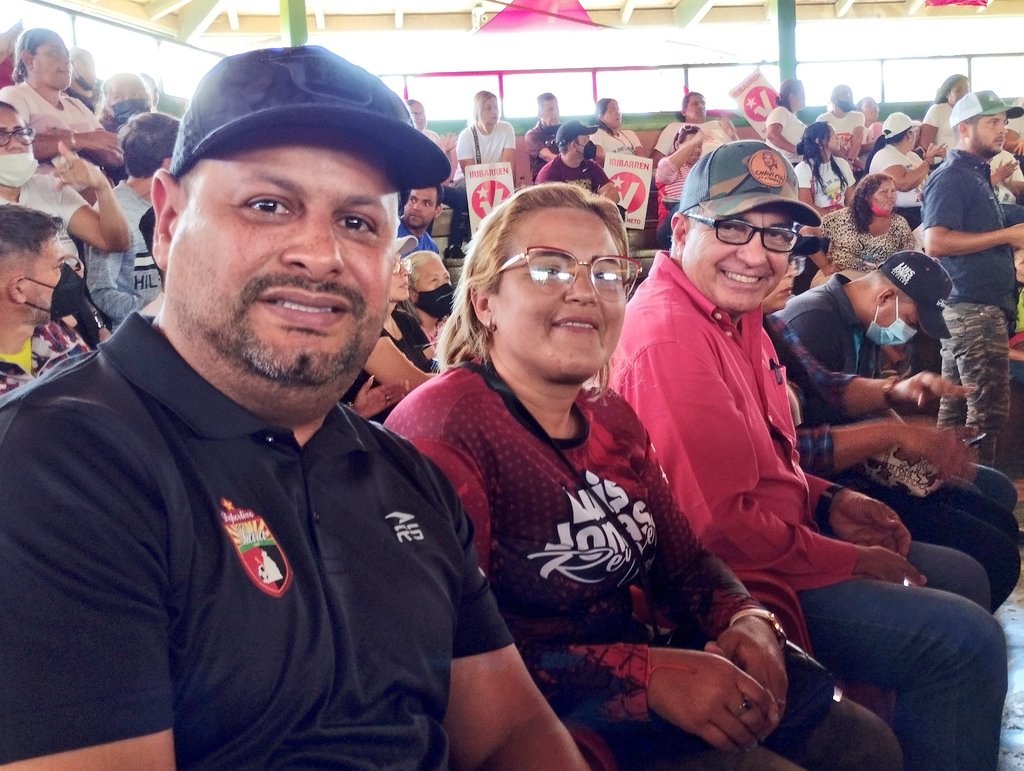 PsuvIribarrenVe's tweet photo. #21Ene | En #Iribarren los líderes de base @PartidoPSUV reciben la formación a través de una cronología audiovisual de las etapas de la Revolución; se manifiestan los cambios históricos y estructurales en Venezuela

#ElOroEsDeVenezuela
@NicolasMaduro @dcabellor @PartidoPSUV https://t.co/lhT8FWS71d
