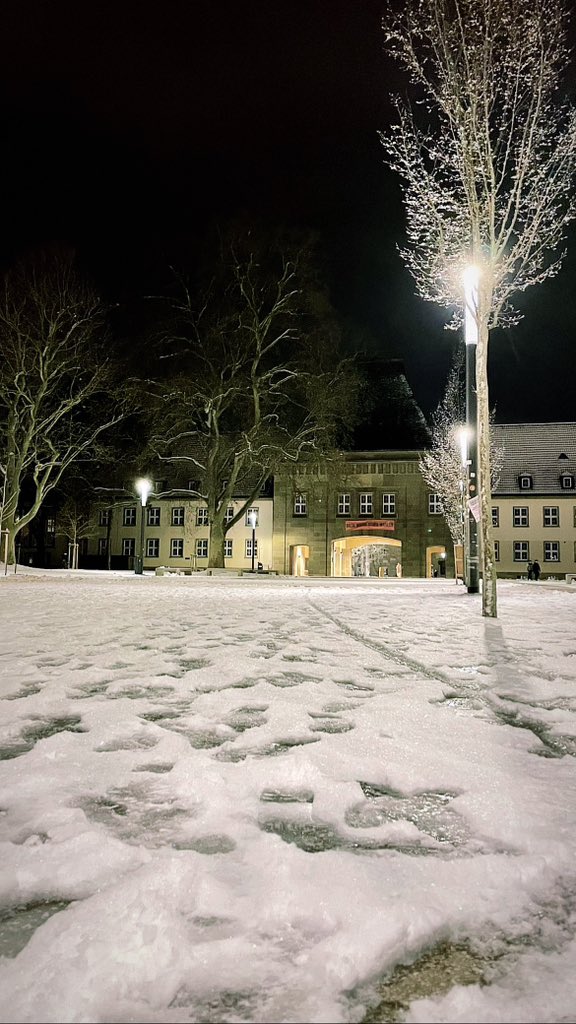 clebri23's tweet photo. Winterliche Grüße vom Campus! ❄️ @uni_mainz 
Jetzt geht’s ins Uni-Theater und eine arbeitsreiche Woche neigt sich dem Ende zu… 🎭😴 https://t.co/caly6e3LFC