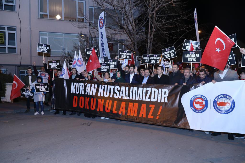 _aliyalcin_'s tweet photo. İsveç'te Devlet Destekli İslam Düşmanlığı Genç Memur-Sen’imiz Tarafından Protesto Edildi!

İsveç Ankara Büyükelçiliği önünde bir araya gelen gençlik teşkilatımız, Kutsal Kitabımız Kur’an-ı Kerîm’in yakılmasını protesto etti ve siyah çelenk bıraktı.
#Sweden  #isvec 
#StopSweden https://t.co/M93MUf1ryA