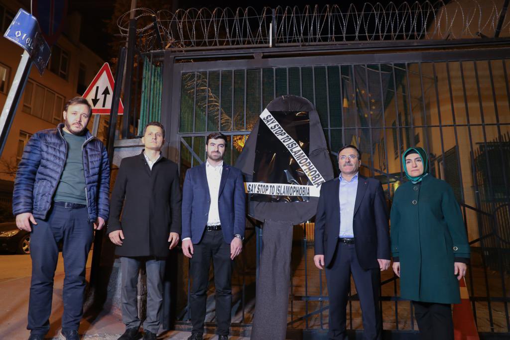 İsveç'te Devlet Destekli İslam Düşmanlığı Genç Memur-Sen’imiz Tarafından Protesto Edildi!

İsveç Ankara Büyükelçiliği önünde bir araya gelen gençlik teşkilatımız, Kutsal Kitabımız Kur’an-ı Kerîm’in yakılmasını protesto etti ve siyah çelenk bıraktı.
#Sweden  #isvec 
#StopSweden