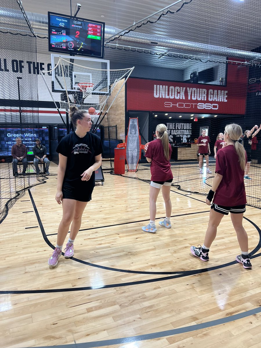 DaviesGbb's tweet photo. Fun Saturday morning workout for our team at Shoot360!  Thank you Coach Schwanke and Coach Chris!! https://t.co/eAMFOSyzwT