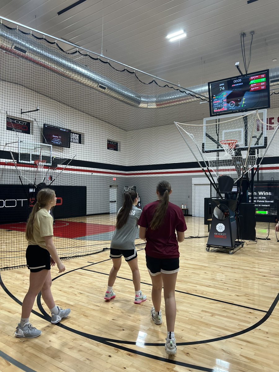 DaviesGbb's tweet photo. Fun Saturday morning workout for our team at Shoot360!  Thank you Coach Schwanke and Coach Chris!! https://t.co/eAMFOSyzwT