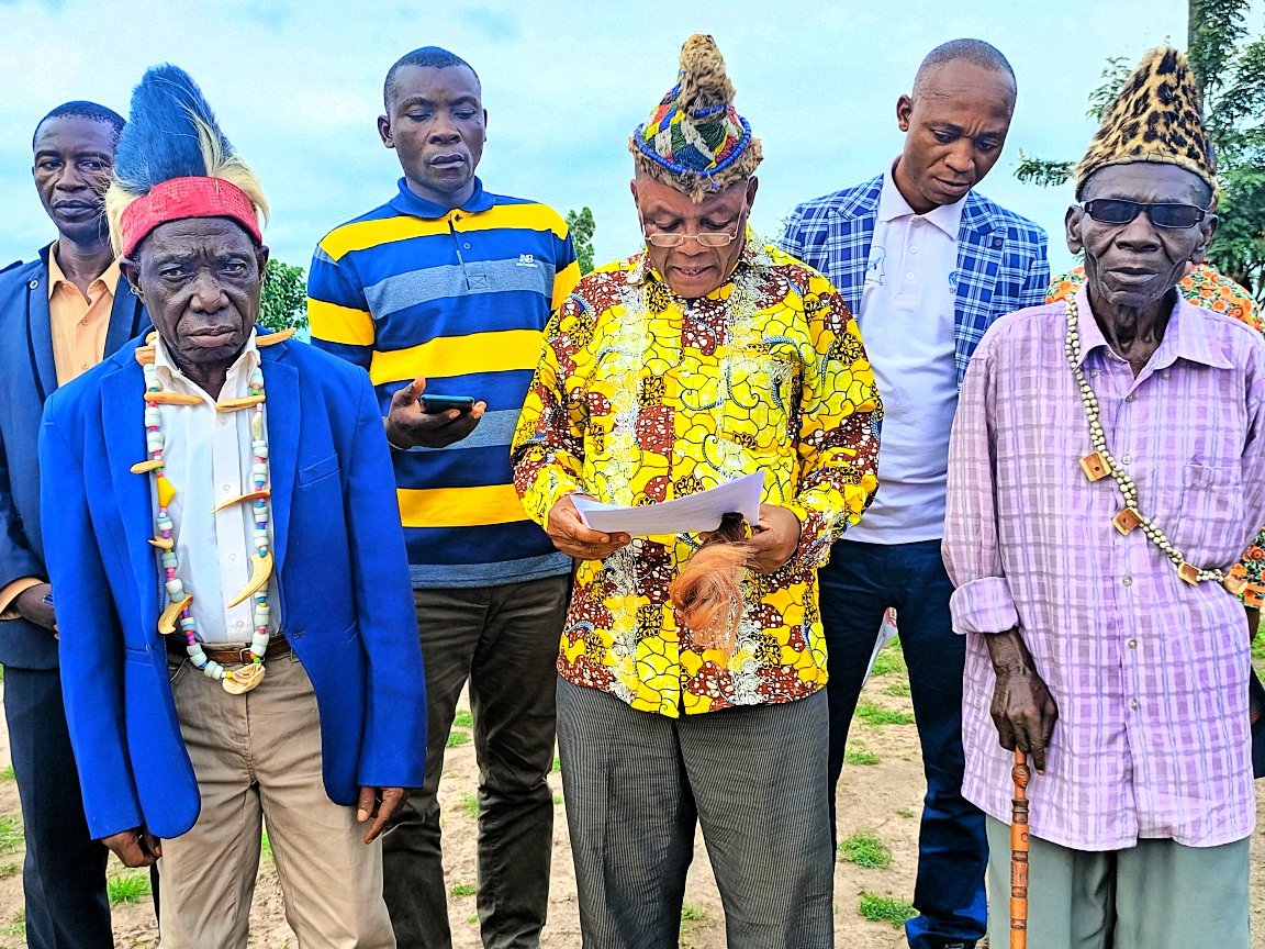 GermainMuloko's tweet image. RDC/TANGANYIKA : #profonde #gratitude exprimée par les chefs coutumiers adressée à Mme le gouv. du Tanganyika pour avoir porté son choix sur la personne de #Joseph_KONGOLO au commissariat général de la décentralisation et affaires coutumières.