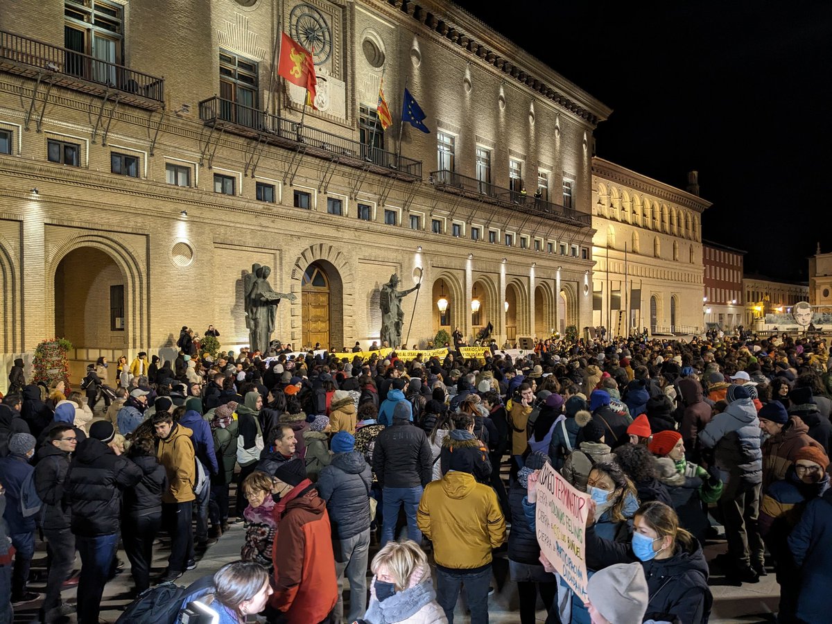 rociodher's tweet photo. "No estamos solas" y "les damos miedo". Más de 4.000 personas a las puertas del Ayuntamiento de Zaragoza defendiendo el @CSCLuisBunuel #elbunuelnoserinde https://t.co/KdMGdFp6Gk https://t.co/Jvdj0GROOG