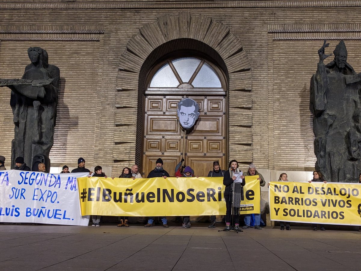 rociodher's tweet photo. "No estamos solas" y "les damos miedo". Más de 4.000 personas a las puertas del Ayuntamiento de Zaragoza defendiendo el @CSCLuisBunuel #elbunuelnoserinde https://t.co/KdMGdFp6Gk https://t.co/Jvdj0GROOG