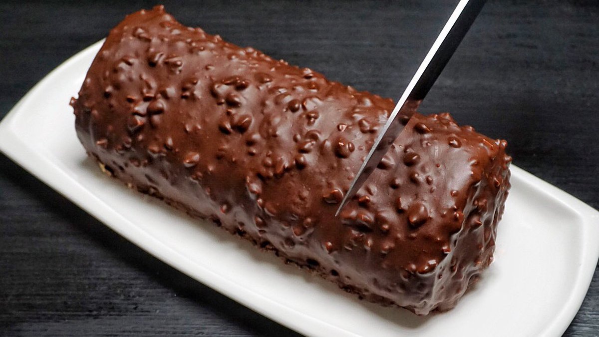 CH0PPINGBOARD's tweet photo. The Best Chocolate Cake Everyone Is Talking About! | 
Recipe Link ➡️ https://t.co/211PNFpcWX |     #cake #viral2023 #trendingvideo #Trending #Food #chocolate #cakes https://t.co/euR0v4CJ0U